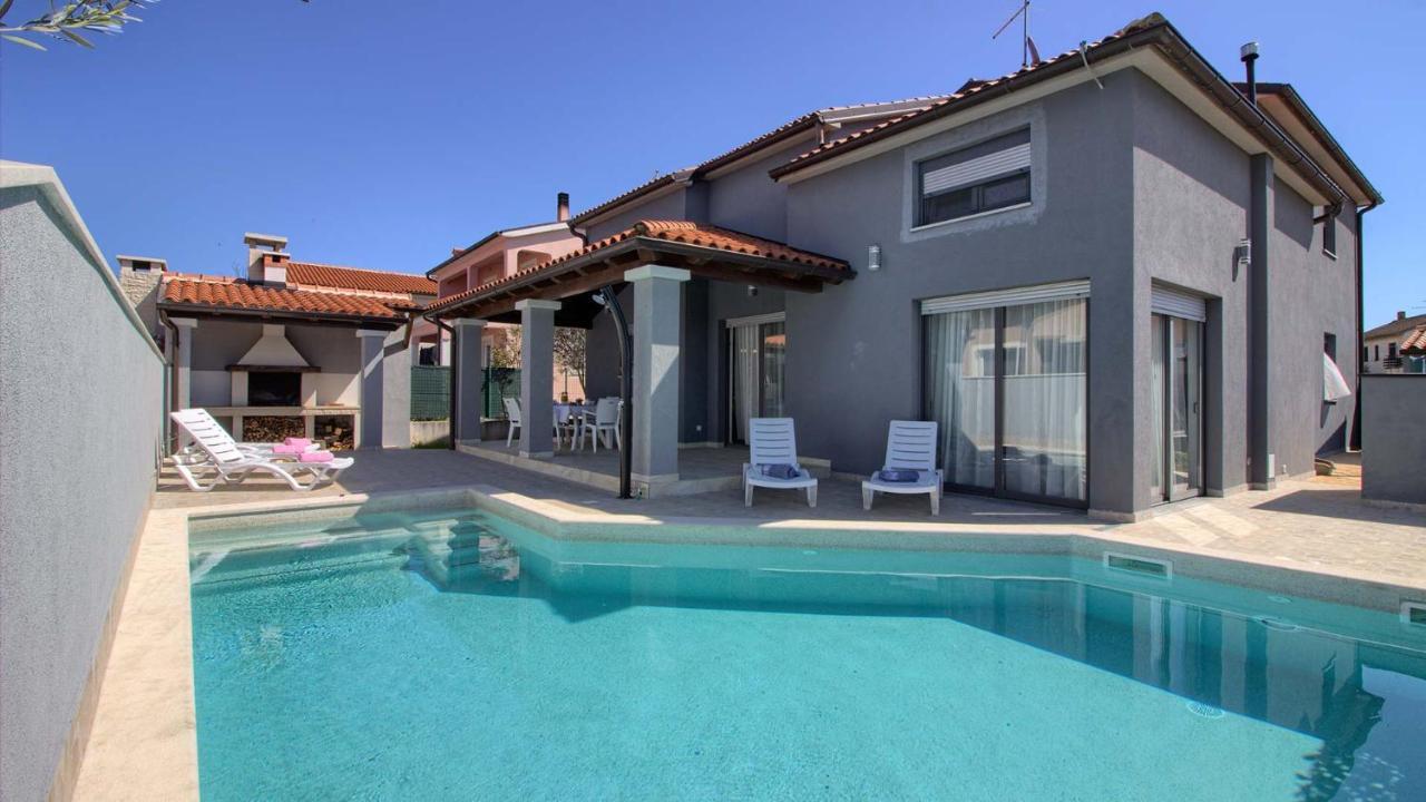 Charming With Private Pool In Pula, Extra Pool Heating By Wiibuk *