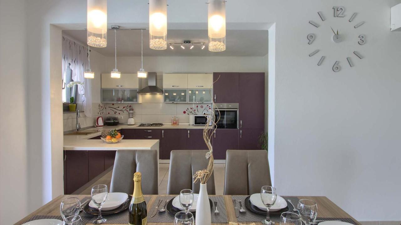 Charming With Private Pool In Pula, Extra Pool Heating By Wiibuk * Pula