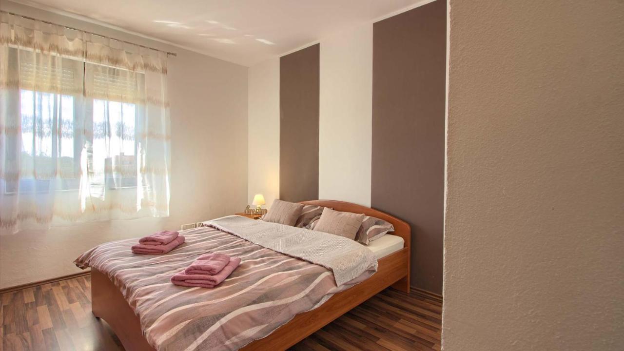 Charming With Private Pool In Pula, Extra Pool Heating By Wiibuk *